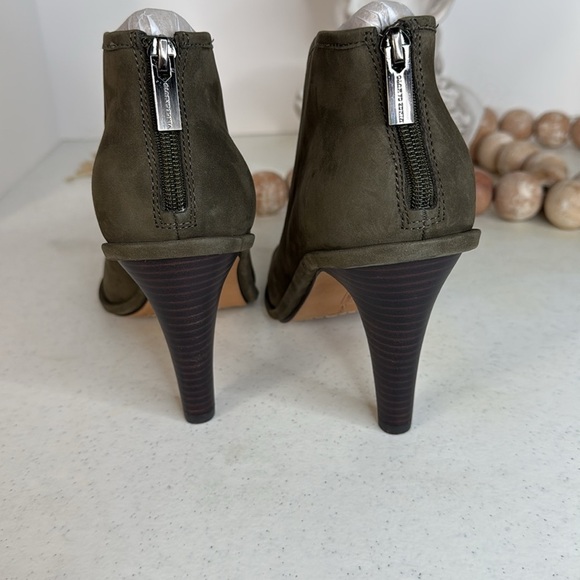 Vince Camuto Finaleigh Nubuck Leather Heeled Bootie’s Size 10 Forest Green - Picture 7 of 10